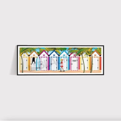 Poster murale decorativo con cabine da spiaggia multicolori e tavole da surf su spiaggia beige. Poster murale decorativo con cabine da spiaggia multicolori e tavole da surf su spiaggia beige.