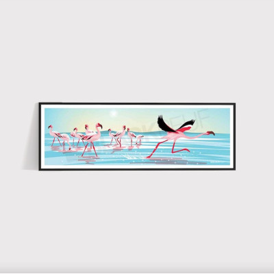 Poster murale decorativo raffigurante il volo del fenicottero rosa nel mare blu e rosa. Poster murale decorativo raffigurante il volo del fenicottero rosa nel mare blu e rosa.