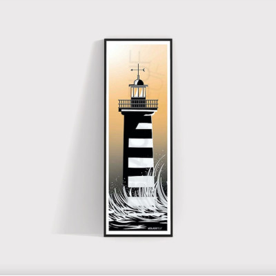 Poster murale raffigurante un faro nel mare o nell'oceano con onde gialle e nere come decorazione.