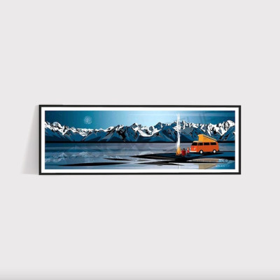 Il poster da parete del mio furgone da sogno, circondato da un falò in riva al lago, usato come decorazione. Il poster da parete del mio furgone da sogno, circondato da un falò in riva al lago, usato come decorazione.