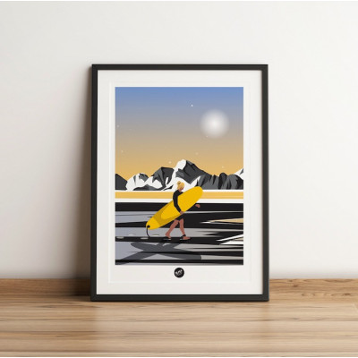 Affiche murale de Brice de Nice avec sa planche de surf sur la plage aux tons jaunes pour décoration Affiche murale de Brice de Nice avec sa planche de surf sur la plage aux tons jaunes pour décoration