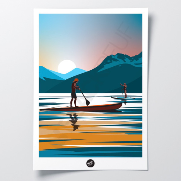 Affiche murale d’une sortie en paddle au milieu d’un lac au coucher de soleil, aux couleurs claires et chaudes pour décoration