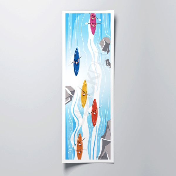 Farbenfrohe Wandkunst, die ein Kanu auf einem blauen See darstellt, mit roten, orangefarbenen und blauen Kanus als Dekoration.