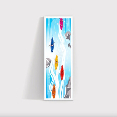 Poster murale colorato raffigurante una canoa su un lago blu, con canoe rosse, arancioni e blu come decorazione. Poster murale colorato raffigurante una canoa su un lago blu, con canoe rosse, arancioni e blu come decorazione.