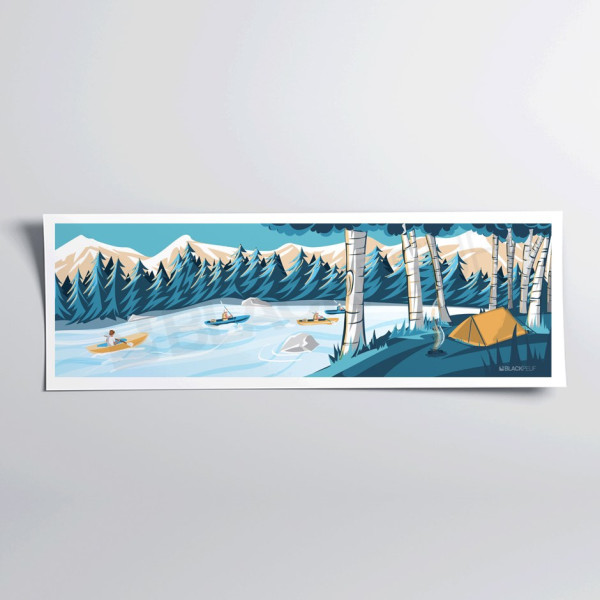 Poster murale River Camp raffigurante una canoa sul fiume, blu e gialla, a scopo decorativo.