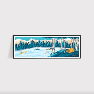 Poster murale River Camp raffigurante una canoa sul fiume, blu e gialla, a scopo decorativo.