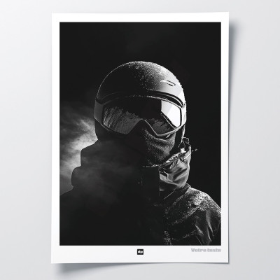Schwarz-Weiß-Poster, minimalistische Fotografie, Design-Wanddekoration eines Skifahrers mit Helm, Maske und Brille. Schwarz-Weiß-Poster, minimalistische Fotografie, Design-Wanddekoration eines Skifahrers mit Helm, Maske und Brille.