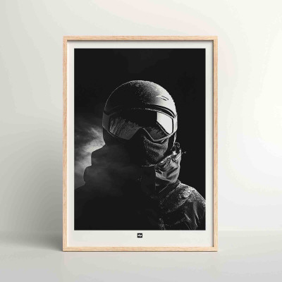 Schwarz-Weiß-Poster, minimalistische Fotografie, Design-Wanddekoration eines Skifahrers mit Helm, Maske und Brille. Schwarz-Weiß-Poster, minimalistische Fotografie, Design-Wanddekoration eines Skifahrers mit Helm, Maske und Brille.