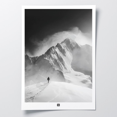 Poster minimalista in bianco e nero di un uomo che affronta l'immensità del Monte Everest, fotografia di design. Poster minimalista in bianco e nero di un uomo che affronta l'immensità del Monte Everest, fotografia di design.