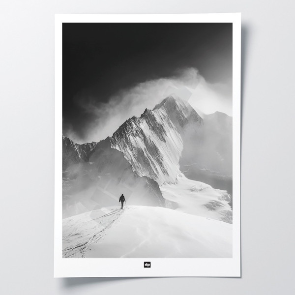 Poster minimalista in bianco e nero di un uomo che affronta l'immensità del Monte Everest, fotografia di design.