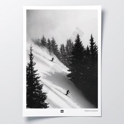 Poster in bianco e nero, fotografia di una discesa sugli sci tra gli abeti per una decorazione murale di design. Poster in bianco e nero, fotografia di una discesa sugli sci tra gli abeti per una decorazione murale di design.