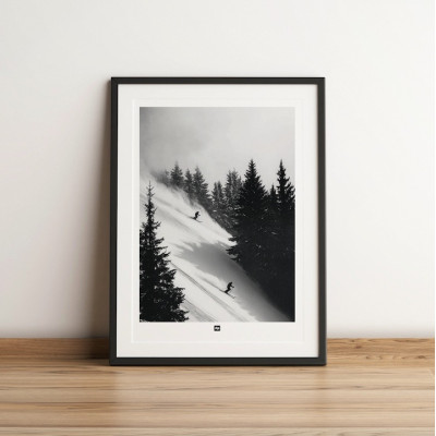 Poster in bianco e nero, fotografia di una discesa sugli sci tra gli abeti per una decorazione murale di design. Poster in bianco e nero, fotografia di una discesa sugli sci tra gli abeti per una decorazione murale di design.