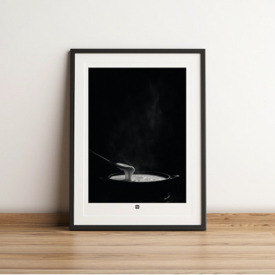 Poster in bianco e nero, fotografia di una fonduta savoiarda per una decorazione murale dal design moderno. Poster in bianco e nero, fotografia di una fonduta savoiarda per una decorazione murale dal design moderno.