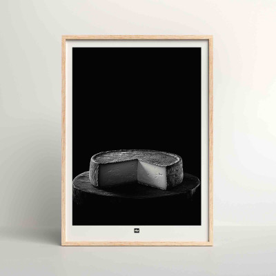 Poster in bianco e nero, fotografia di un formaggio tomme savoiardo per una decorazione murale dal design moderno. Poster in bianco e nero, fotografia di un formaggio tomme savoiardo per una decorazione murale dal design moderno.