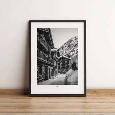 Affiche noir et blanc, photographie d'un village en station de ski pour décoration murale design et moderne. Affiche noir et blanc, photographie d'un village en station de ski pour décoration murale design et moderne.