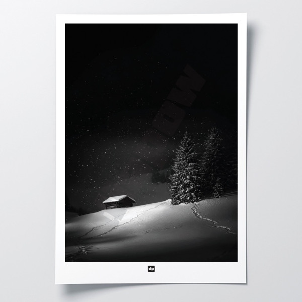 Poster in bianco e nero, fotografia di una baita isolata in montagna, tra abeti e neve, per una decorazione moderna.