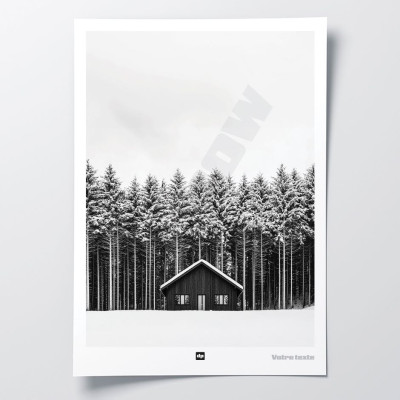 Affiche noir et blanc, photographie d'un chalet devant une forêt de sapins, pour décoration murale design et moderne. Affiche noir et blanc, photographie d'un chalet devant une forêt de sapins, pour décoration murale design et moderne.