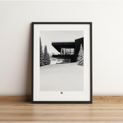 Schwarz-Weiß-Poster, Fotografie eines Luxus-Chalets in den Bergen, zwischen Schnee und Tannenbäumen, für moderne Dekoration. Schwarz-Weiß-Poster, Fotografie eines Luxus-Chalets in den Bergen, zwischen Schnee und Tannenbäumen, für moderne Dekoration.