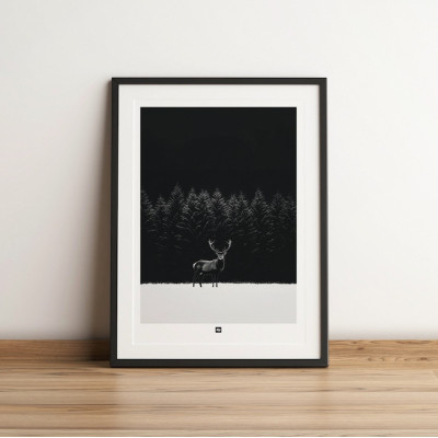 Poster in bianco e nero, fotografia di un maestoso cervo su una pianura di erba innevata con una foresta sullo sfondo. Poster in bianco e nero, fotografia di un maestoso cervo su una pianura di erba innevata con una foresta sullo sfondo.