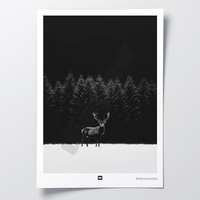 Poster in bianco e nero, fotografia di un maestoso cervo su una pianura di erba innevata con una foresta sullo sfondo. Poster in bianco e nero, fotografia di un maestoso cervo su una pianura di erba innevata con una foresta sullo sfondo.