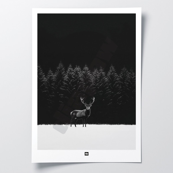 Affiche noir et blanc, photographie d’un cerf majestueux dans une plaine d'herbe enneigée avec une forêt en fond.