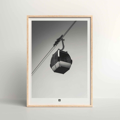 Poster in bianco e nero, fotografia di una cabina da sci sospesa, per un interno di design moderno. Poster in bianco e nero, fotografia di una cabina da sci sospesa, per un interno di design moderno.