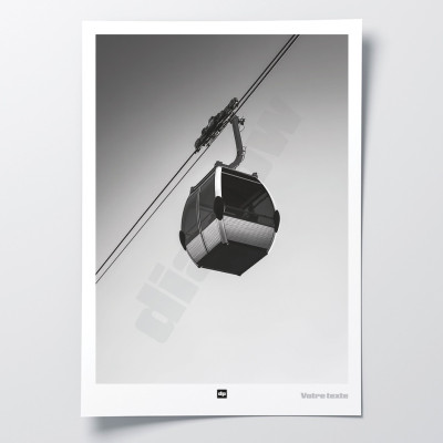 Poster in bianco e nero, fotografia di una cabina da sci sospesa, per un interno di design moderno. Poster in bianco e nero, fotografia di una cabina da sci sospesa, per un interno di design moderno.