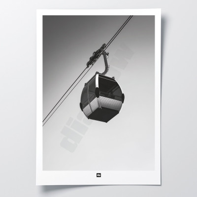 Poster in bianco e nero, fotografia di una cabina da sci sospesa, per un interno di design moderno. Poster in bianco e nero, fotografia di una cabina da sci sospesa, per un interno di design moderno.