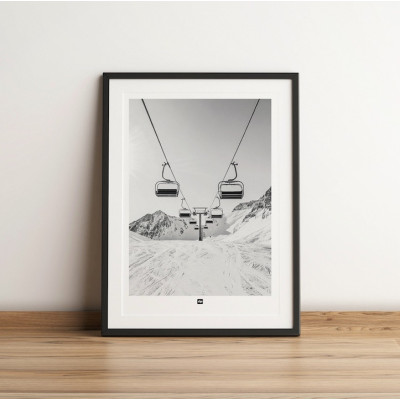 Un poster in bianco e nero con una fotografia di seggiovie sopra le piste, ideale per un arredamento di design moderno. Un poster in bianco e nero con una fotografia di seggiovie sopra le piste, ideale per un arredamento di design moderno.