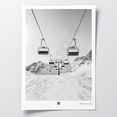 Un poster in bianco e nero con una fotografia di seggiovie sopra le piste, ideale per un arredamento di design moderno. Un poster in bianco e nero con una fotografia di seggiovie sopra le piste, ideale per un arredamento di design moderno.