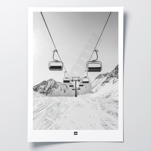 Affiche en noir et blanc, photographie de télésièges au-dessus des pistes, idéale pour une décoration design et moderne.