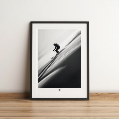 Photographie en noir et blanc d’un skieur dévalant une piste tout schuss, une affiche murale moderne et design. Photographie en noir et blanc d’un skieur dévalant une piste tout schuss, une affiche murale moderne et design.