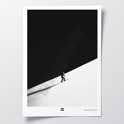 Una fotografia in bianco e nero di una salita con gli sci nella neve fresca, un poster da parete moderno e di design. Una fotografia in bianco e nero di una salita con gli sci nella neve fresca, un poster da parete moderno e di design.