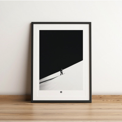 Photographie en noir et blanc d'une montée à ski dans la poudreuse, une affiche murale moderne et design. Photographie en noir et blanc d'une montée à ski dans la poudreuse, une affiche murale moderne et design.