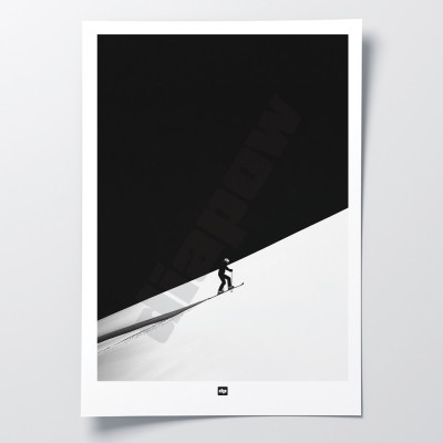 Una fotografia in bianco e nero di una salita con gli sci nella neve fresca, un poster da parete moderno e di design. Una fotografia in bianco e nero di una salita con gli sci nella neve fresca, un poster da parete moderno e di design.