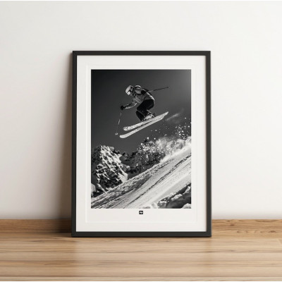 Sciatore che salta nella neve fresca, foto dinamica in bianco e nero per una decorazione murale di design Sciatore che salta nella neve fresca, foto dinamica in bianco e nero per una decorazione murale di design