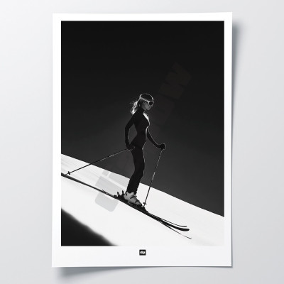 Schwarz-Weiß-Foto einer Skifahrerin bei der Abfahrt. Design-Wandposter von Skifahren für moderne Innendekoration. Schwarz-Weiß-Foto einer Skifahrerin bei der Abfahrt. Design-Wandposter von Skifahren für moderne Innendekoration.