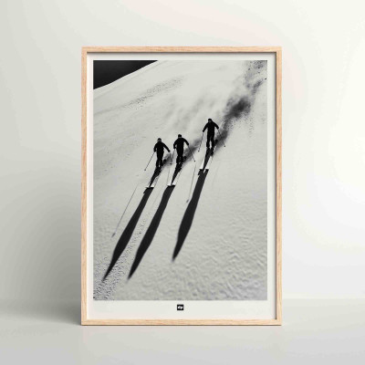 Schwarz-Weiß-Foto einer gemeinsamen Skiabfahrt. Design-Wandposter von Skifahren für moderne Innendekoration. Schwarz-Weiß-Foto einer gemeinsamen Skiabfahrt. Design-Wandposter von Skifahren für moderne Innendekoration.