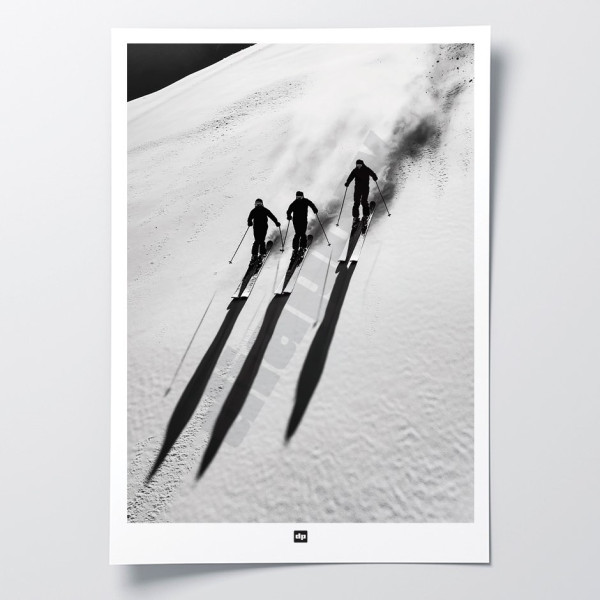 Schwarz-Weiß-Foto einer gemeinsamen Skiabfahrt. Design-Wandposter von Skifahren für moderne Innendekoration.
