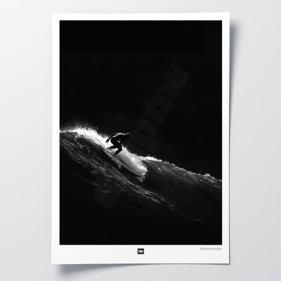Photo noir et blanc d'un surfeur sur une vague. Affiche murale design de surf pour décoration intérieure moderne. Photo noir et blanc d'un surfeur sur une vague. Affiche murale design de surf pour décoration intérieure moderne.