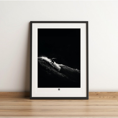 Photo noir et blanc d'un surfeur sur une vague. Affiche murale design de surf pour décoration intérieure moderne. Photo noir et blanc d'un surfeur sur une vague. Affiche murale design de surf pour décoration intérieure moderne.