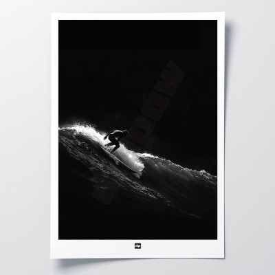 Foto in bianco e nero di un surfista su un'onda. Poster da parete di surf design per interni moderni. Foto in bianco e nero di un surfista su un'onda. Poster da parete di surf design per interni moderni.