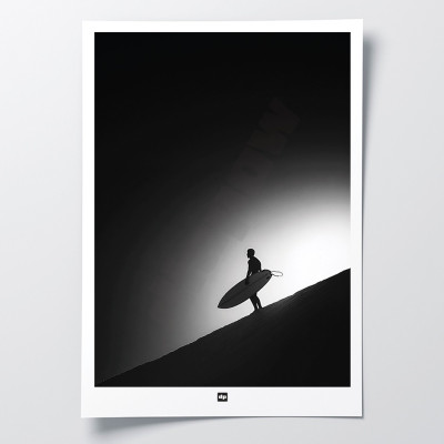 Schwarz-Weiß-Foto von einem Start zum Surfen. Design-Wandposter von Surfen am Meer für moderne Innendekoration. Schwarz-Weiß-Foto von einem Start zum Surfen. Design-Wandposter von Surfen am Meer für moderne Innendekoration.