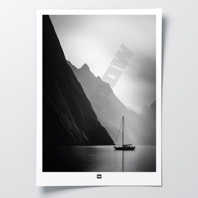 Foto in bianco e nero di una barca a vela tra montagne e mare. Poster murale di design per la decorazione di interni moderni. Foto in bianco e nero di una barca a vela tra montagne e mare. Poster murale di design per la decorazione di interni moderni.
