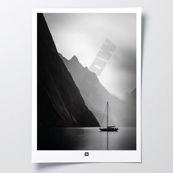 Foto in bianco e nero di una barca a vela tra montagne e mare. Poster murale di design per la decorazione di interni moderni.