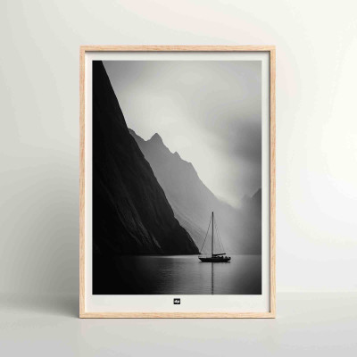 Foto in bianco e nero di una barca a vela tra montagne e mare. Poster murale di design per la decorazione di interni moderni. Foto in bianco e nero di una barca a vela tra montagne e mare. Poster murale di design per la decorazione di interni moderni.