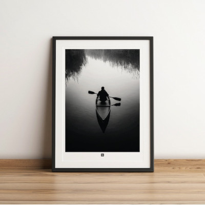 Photo noir et blanc d'une seule sur lac. Affiche murale design pour décoration intérieure moderne. Photo noir et blanc d'une seule sur lac. Affiche murale design pour décoration intérieure moderne.
