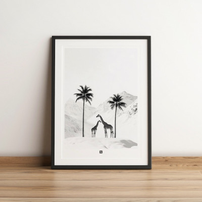 Schwarz-Weiß-Foto einer verschneiten Savanne mit Giraffen. Design-Wandposter für moderne Innendekoration. Schwarz-Weiß-Foto einer verschneiten Savanne mit Giraffen. Design-Wandposter für moderne Innendekoration.