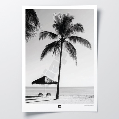 Poster murale di design in bianco e nero di un momento di ozio tra palme, spiaggia e ombrellone. Poster murale di design. Poster murale di design in bianco e nero di un momento di ozio tra palme, spiaggia e ombrellone. Poster murale di design.