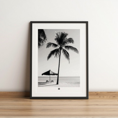 Poster murale di design in bianco e nero di un momento di ozio tra palme, spiaggia e ombrellone. Poster murale di design. Poster murale di design in bianco e nero di un momento di ozio tra palme, spiaggia e ombrellone. Poster murale di design.
